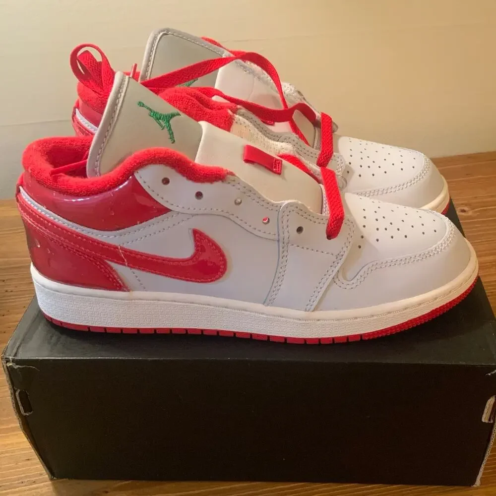 Nike Air Jordan 1‎ low SE Football Grey/University Red Youth shoes NIB Size 4